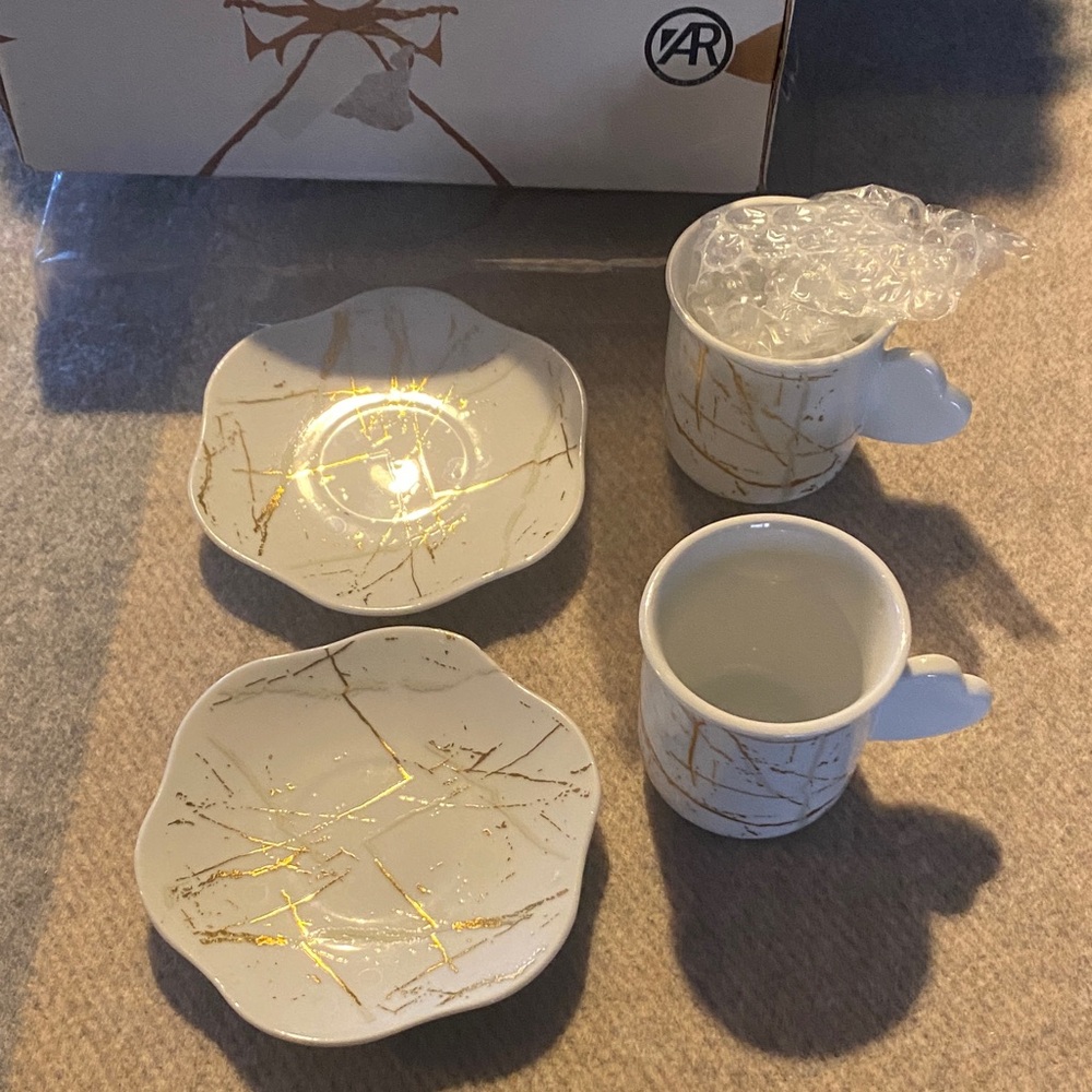 NIB 4 pc Espresso Marble-Mini Plates Handle Mugs Set - White with Gold Veining